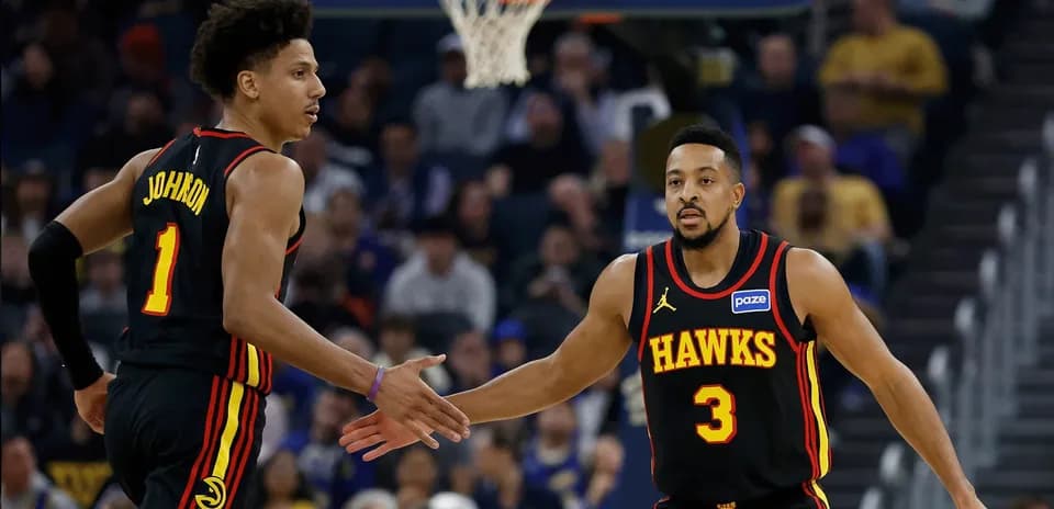 Jugadores de los Hawks chocando las manos en el partido