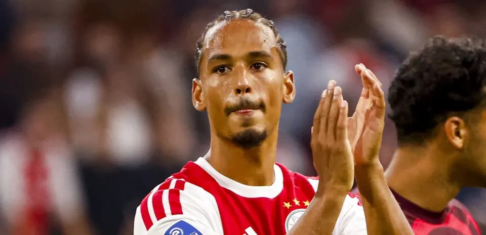Jugador aplaudiendo después del partido con Ajax