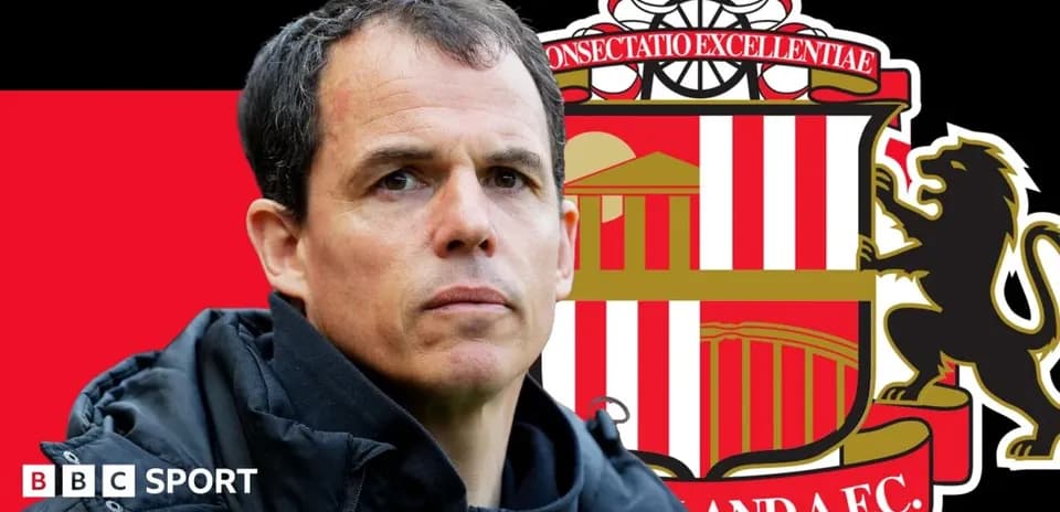 Entrenador de Sunderland frente al escudo del club