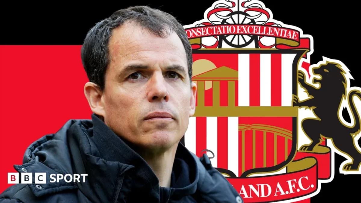 Entrenador de Sunderland frente al escudo del club
