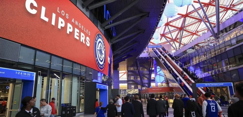 Exterior del estadio de Los Angeles Clippers con aficionados