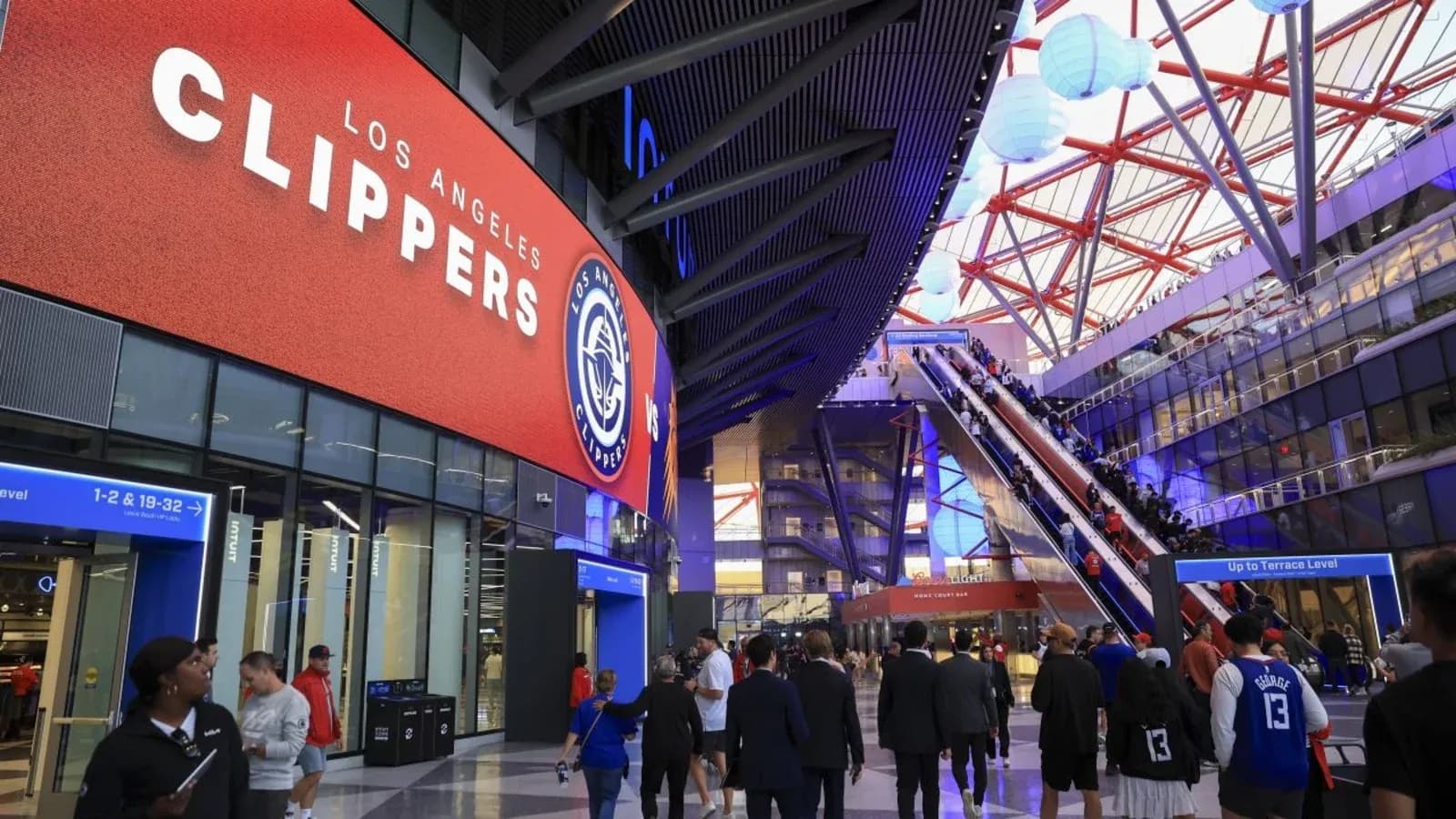 Exterior del estadio de Los Angeles Clippers con aficionados