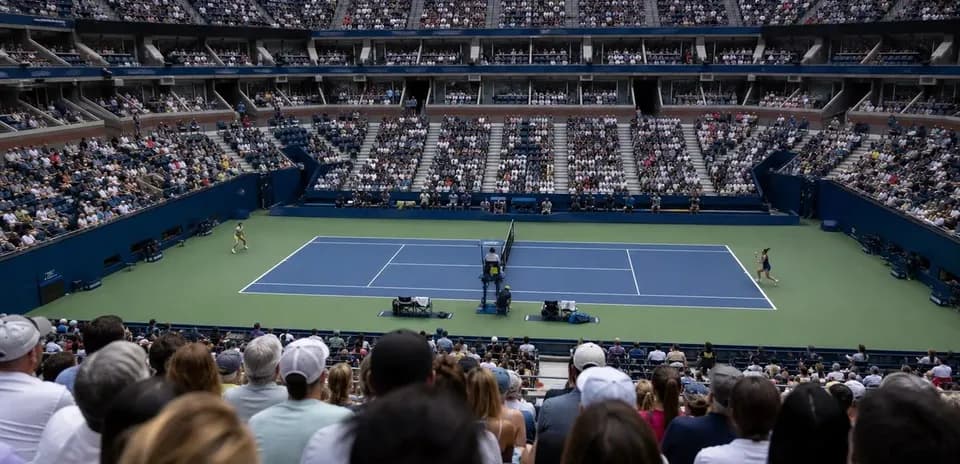 Partido de tenis en estadio lleno de espectadores