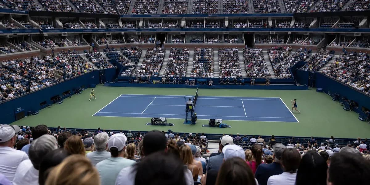 Partido de tenis en estadio lleno de espectadores