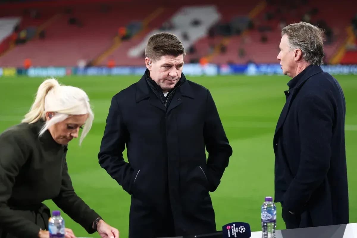 Tres comentaristas conversando en el campo de fútbol