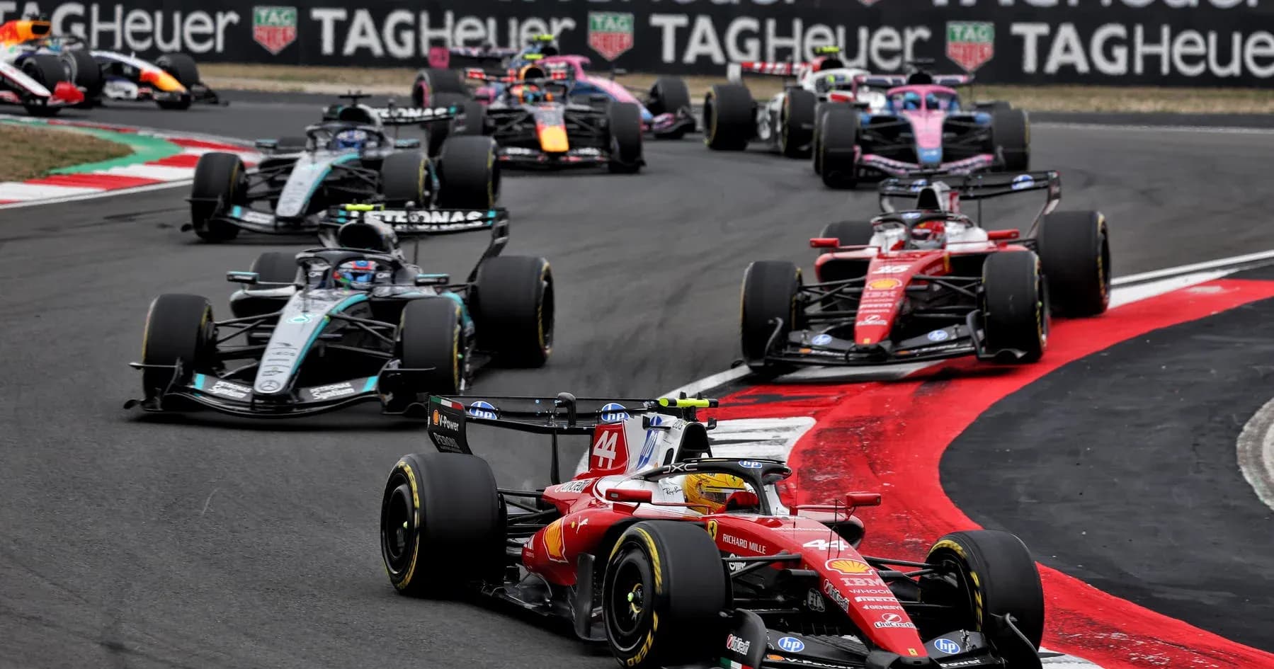 Varios coches de Fórmula 1 compitiendo en curva