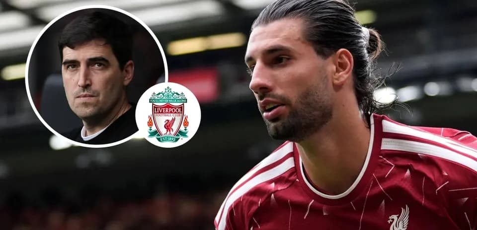 Jugador de Liverpool en acción con entrenador y escudo