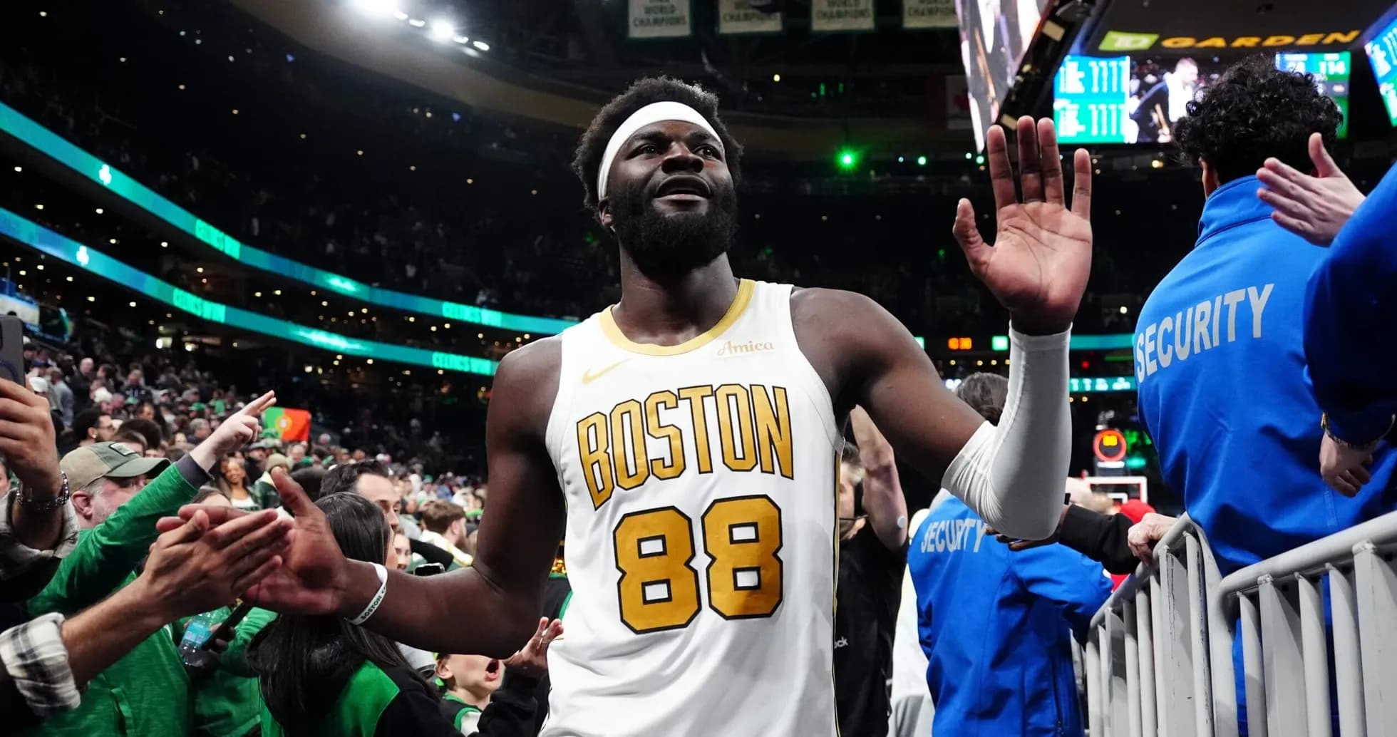 Jugador de los Boston Celtics saludando a los aficionados