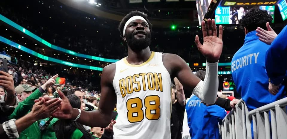 Jugador de los Boston Celtics saludando a los aficionados