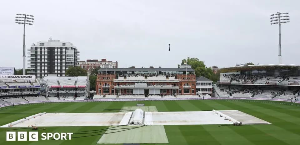 Campo de cricket en Lord's cubierto con lona