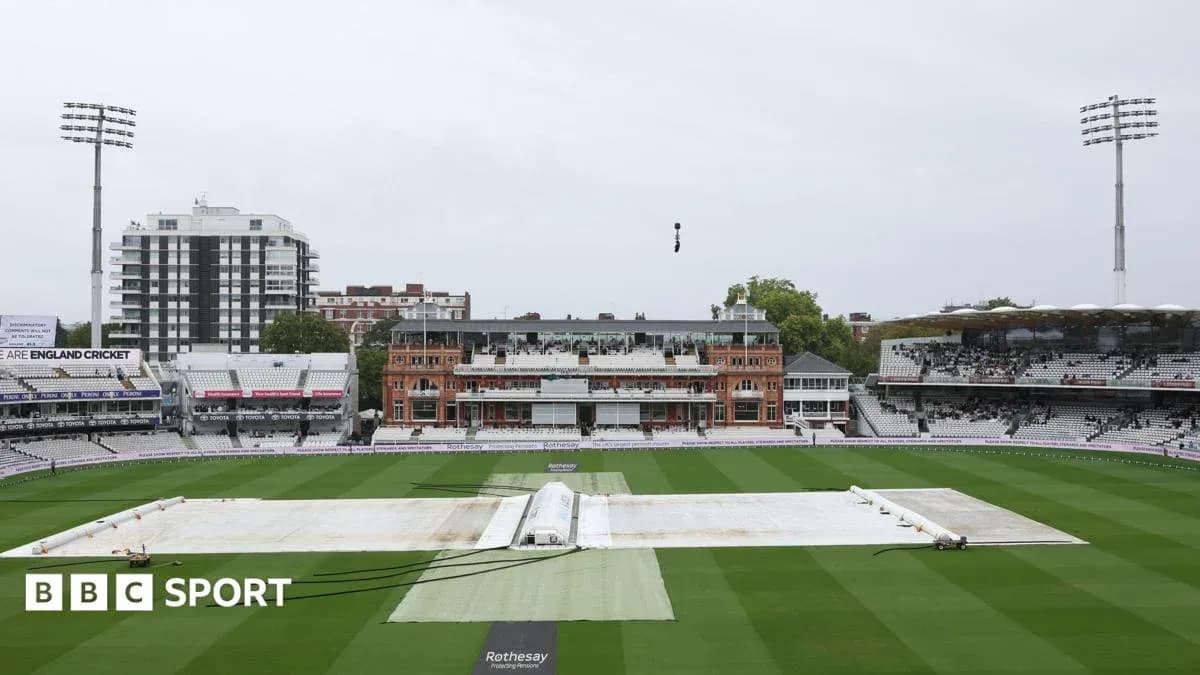 Campo de cricket en Lord's cubierto con lona