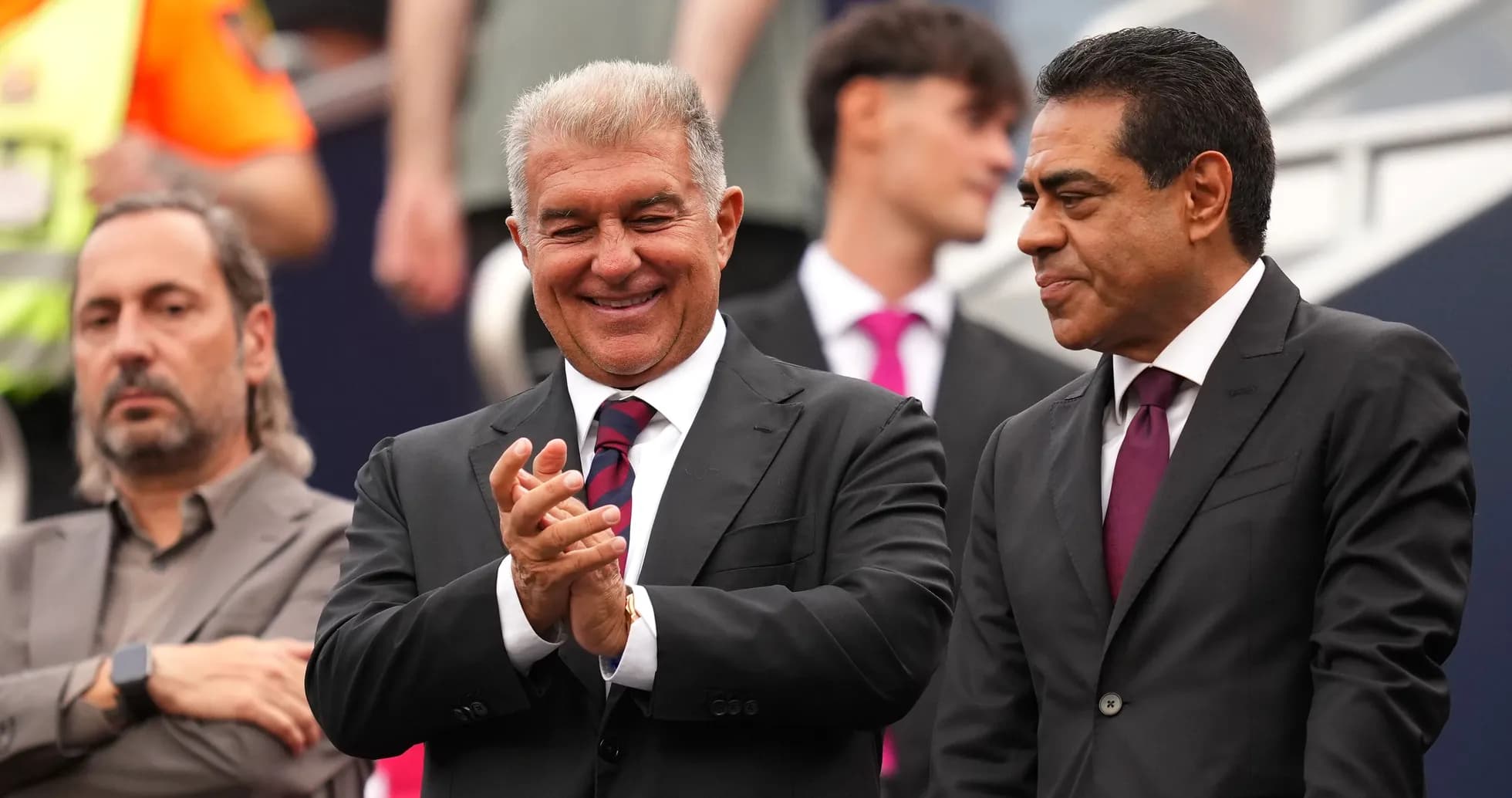 Dirigentes aplaudiendo en un evento deportivo