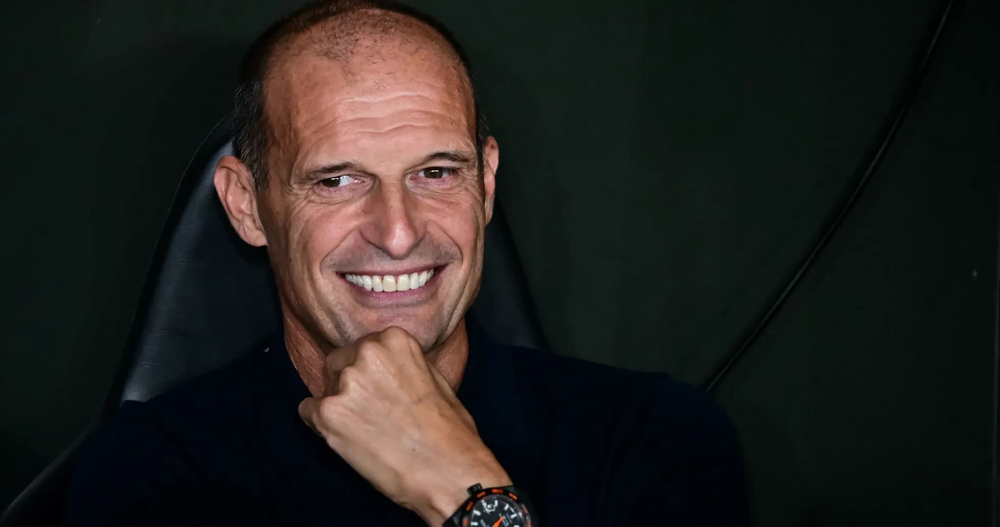 Entrenador sonriendo en conferencia de prensa