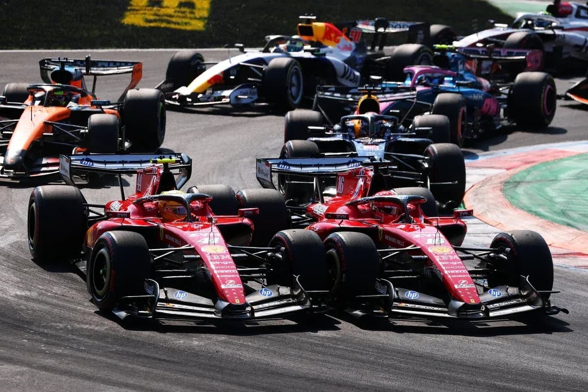 Dos coches de Ferrari compitiendo en curva durante carrera