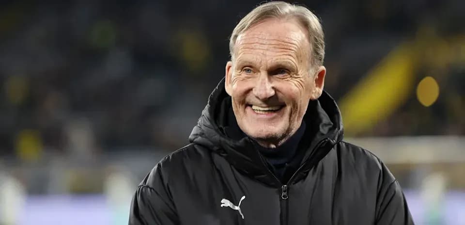 Hombre sonriendo en el campo de fútbol