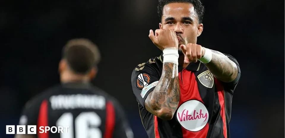 Jugador señalando durante un partido de fútbol