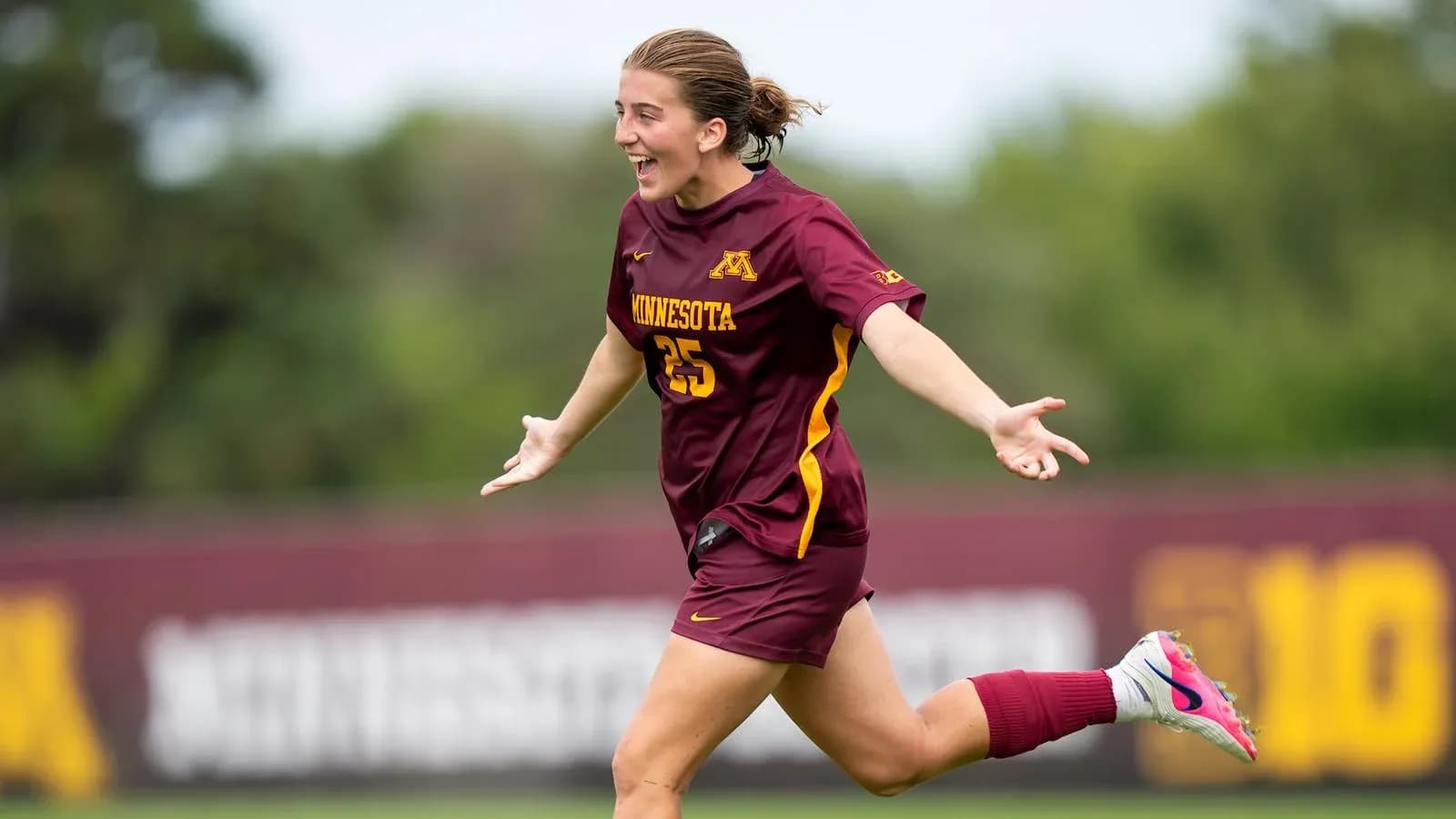 Jugadora de Minnesota celebrando un gol en el campo