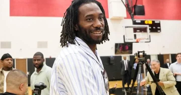 Jugador sonriendo en un evento de baloncesto