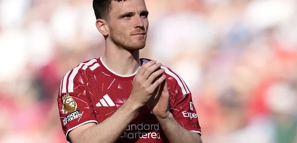 Jugador aplaudiendo con camiseta roja en el estadio