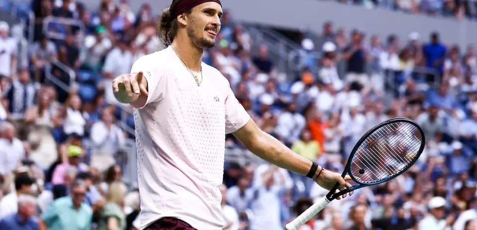 Jugador de tenis con raqueta en el estadio lleno