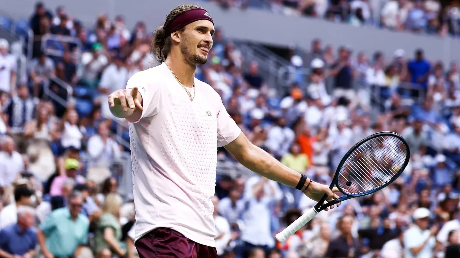 Jugador de tenis con raqueta en el estadio lleno Jugador de tenis con raqueta en el estadio lleno