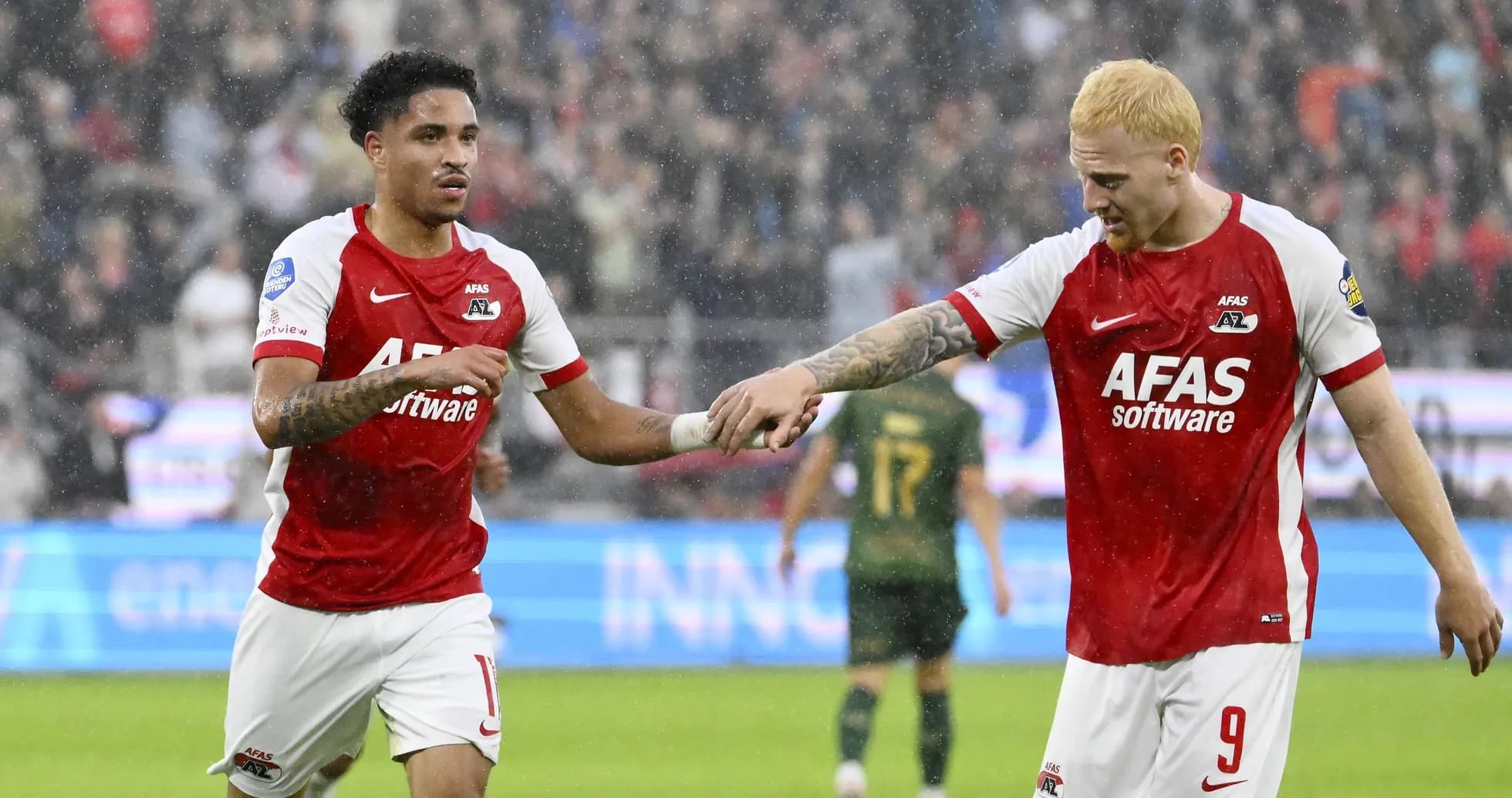 Jugadores de AZ Alkmaar celebrando en el campo de fútbol