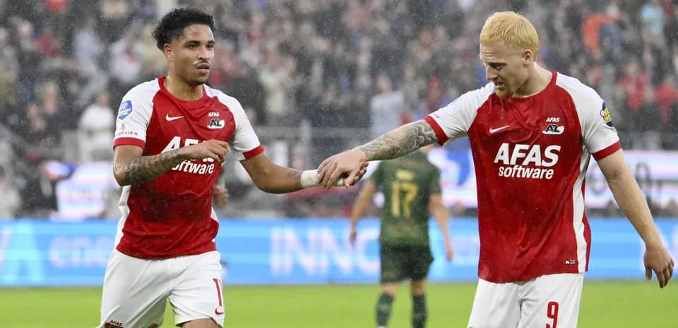 Jugadores de AZ Alkmaar celebrando en el campo de fútbol