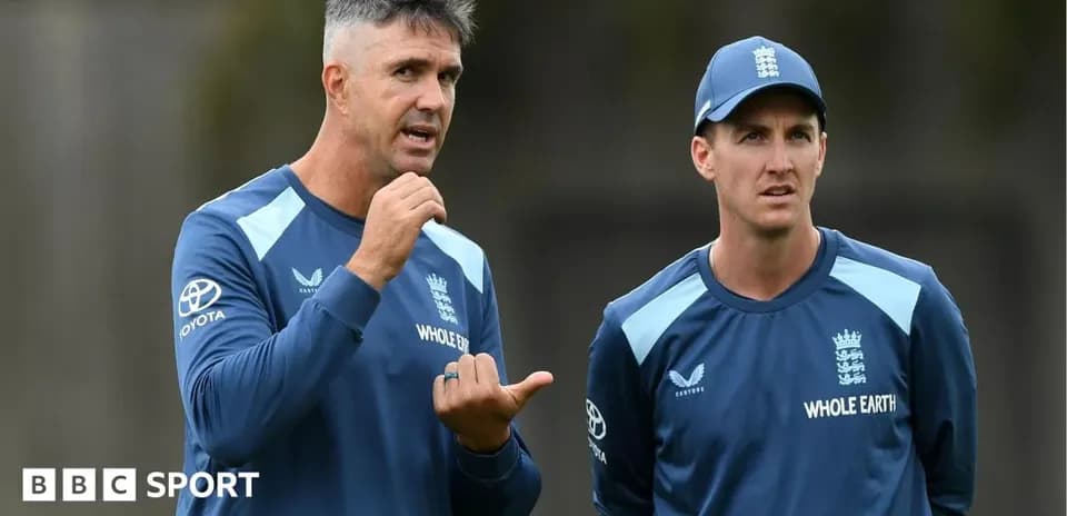 Entrenador hablando con jugador durante entrenamiento de cricket