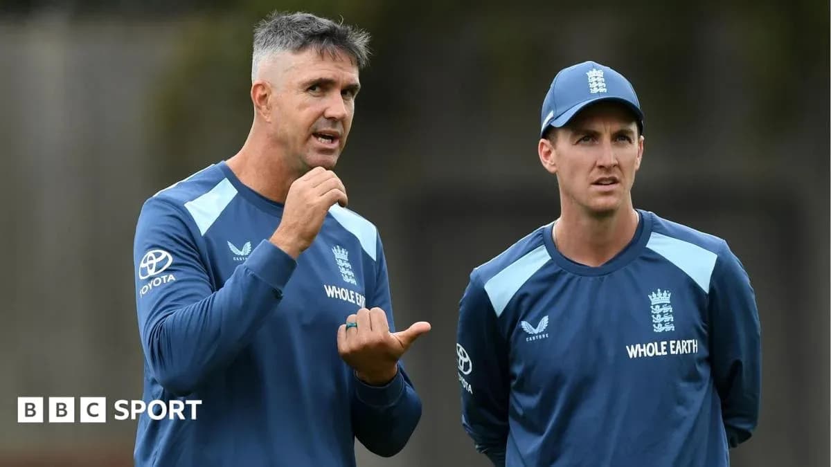 Entrenador hablando con jugador durante entrenamiento de cricket