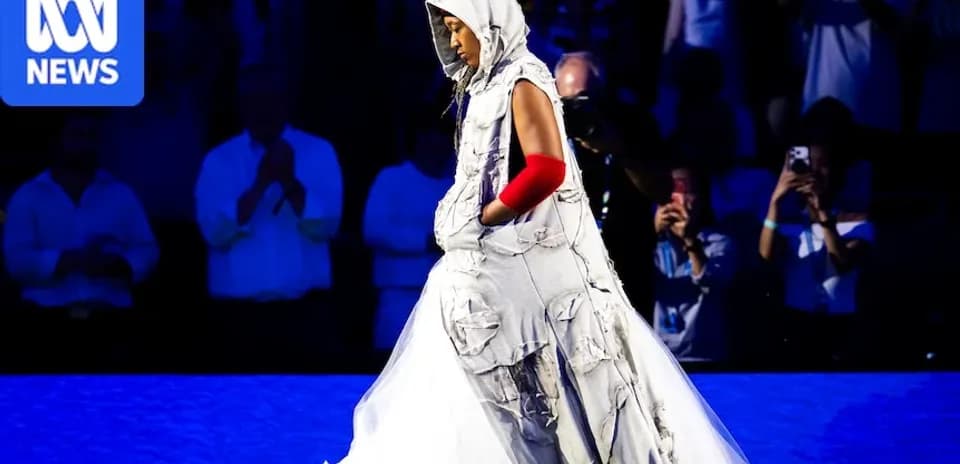 Persona con vestido de diseño único en evento
