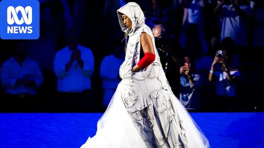 Persona con vestido de diseño único en evento