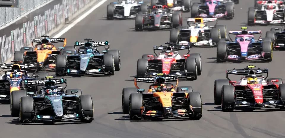Varios coches de Fórmula 1 compitiendo en carrera
