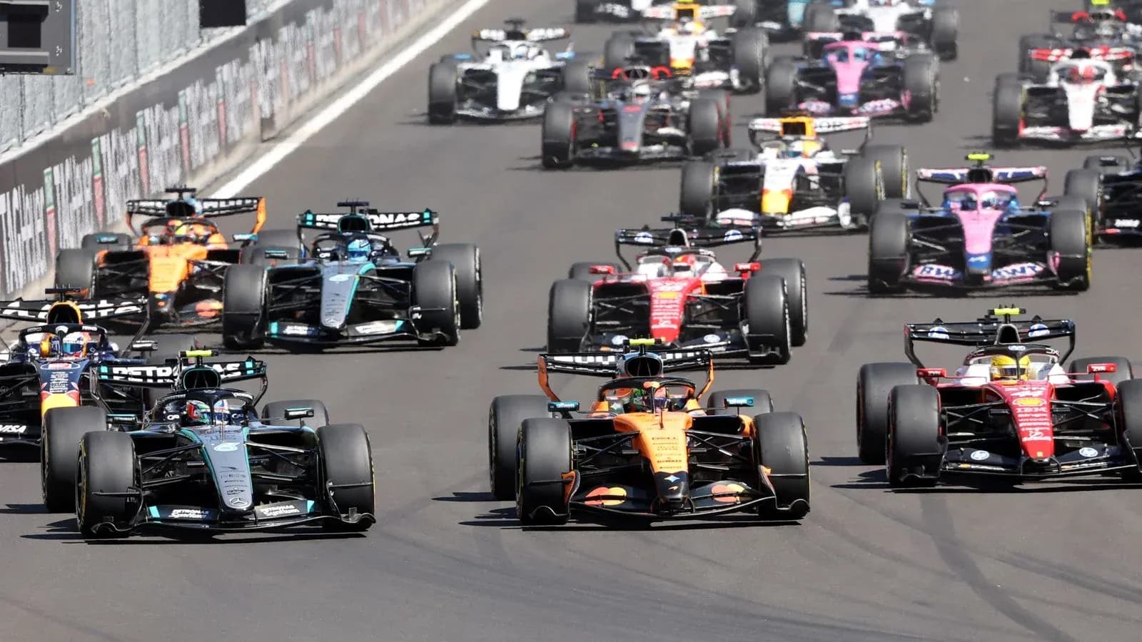 Varios coches de Fórmula 1 compitiendo en carrera