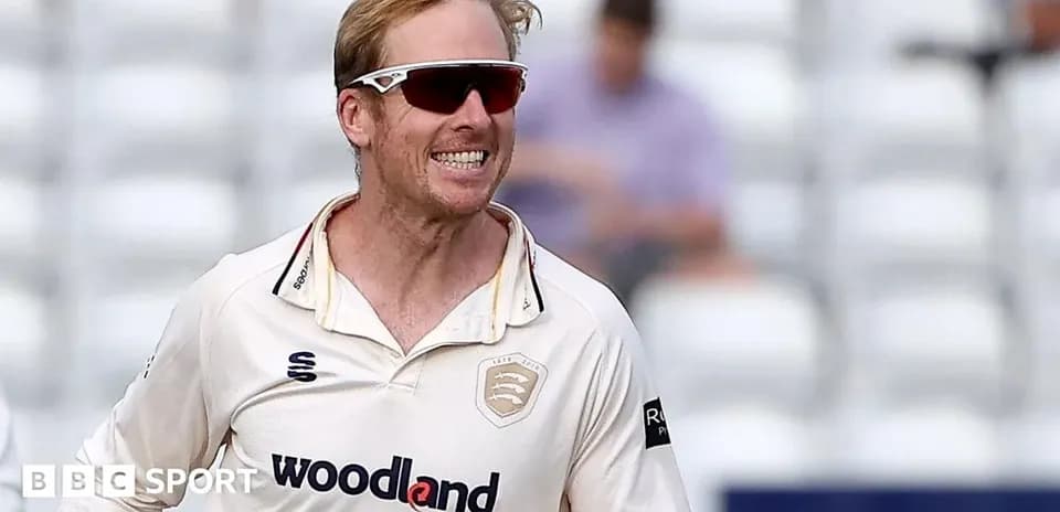 Jugador de cricket sonriendo en el campo