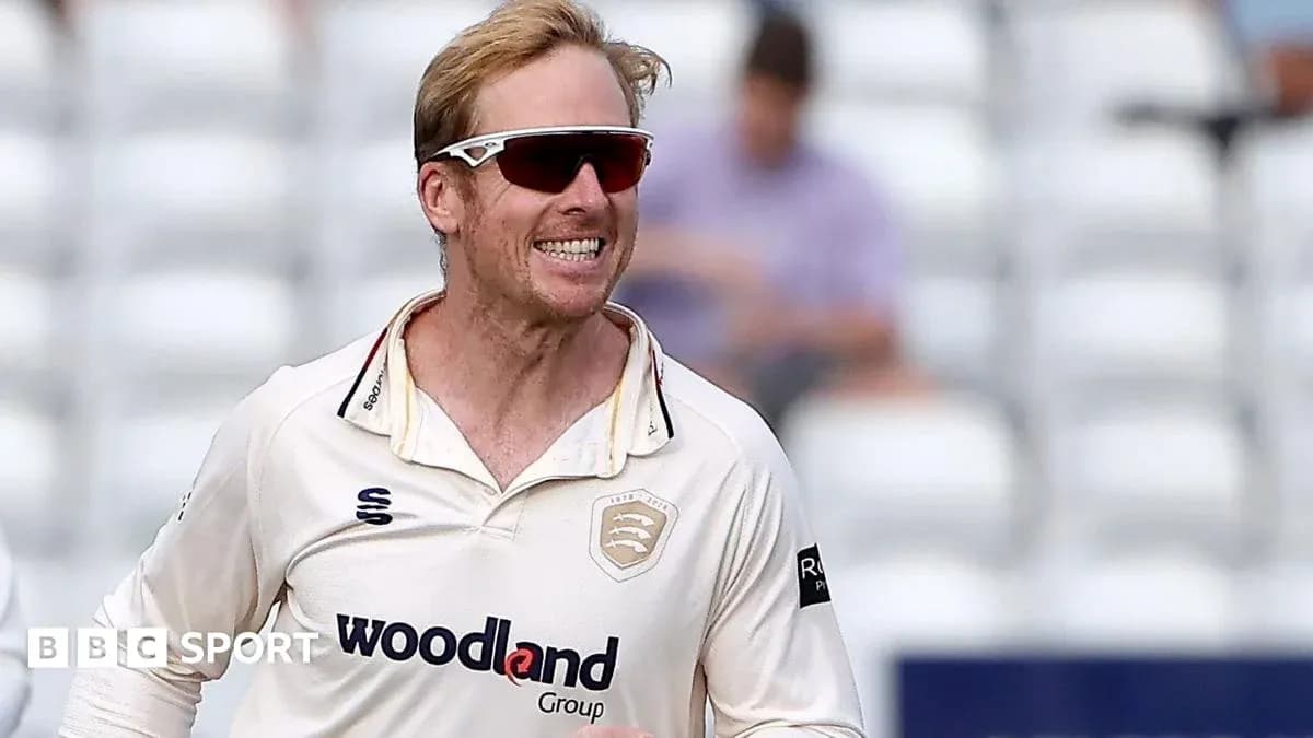 Jugador de cricket sonriendo en el campo