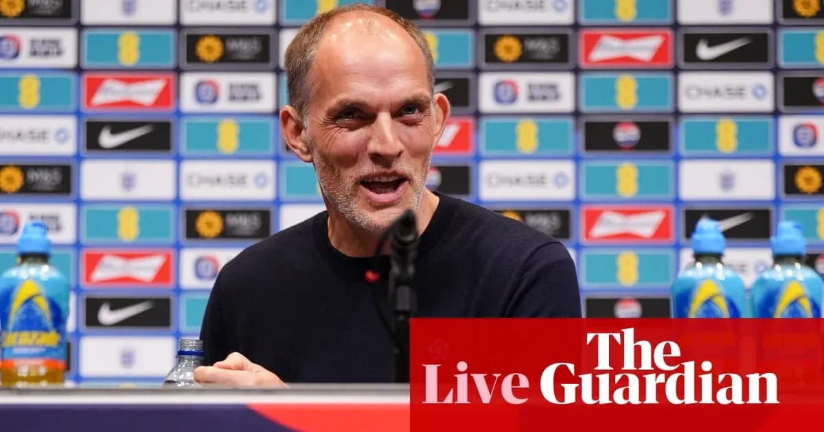 Entrenador en rueda de prensa con micrófono