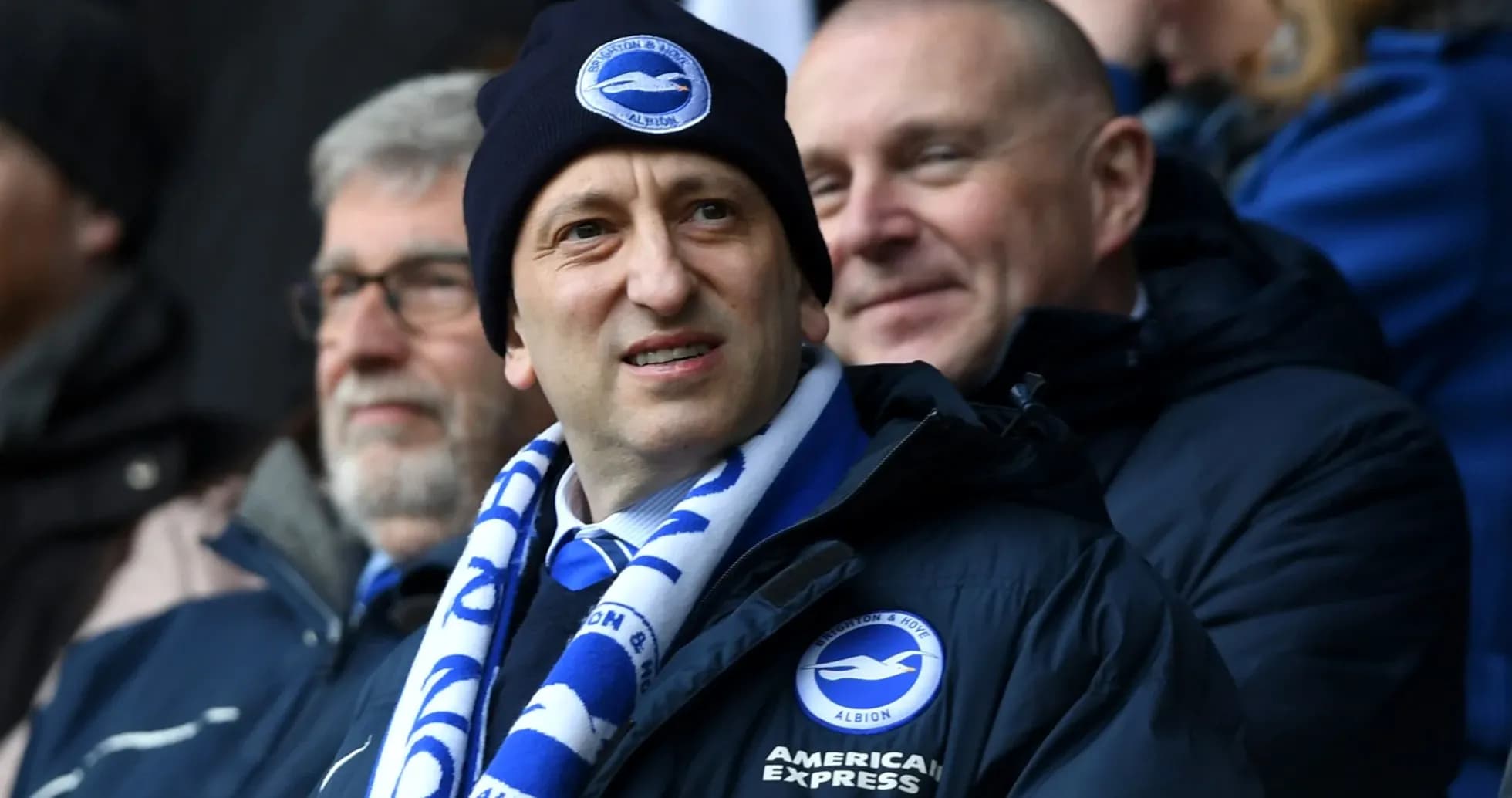 Hombre con bufanda de Brighton en el estadio