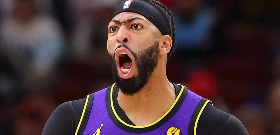 Jugador de baloncesto gritando en la cancha