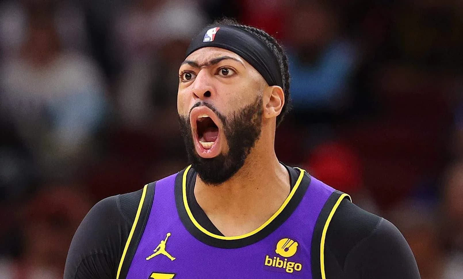 Jugador de baloncesto gritando en la cancha
