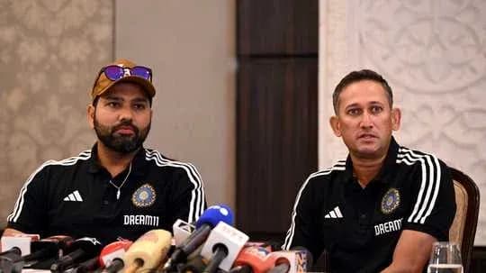 Rohit Sharma y Anil Kumble en conferencia de prensa