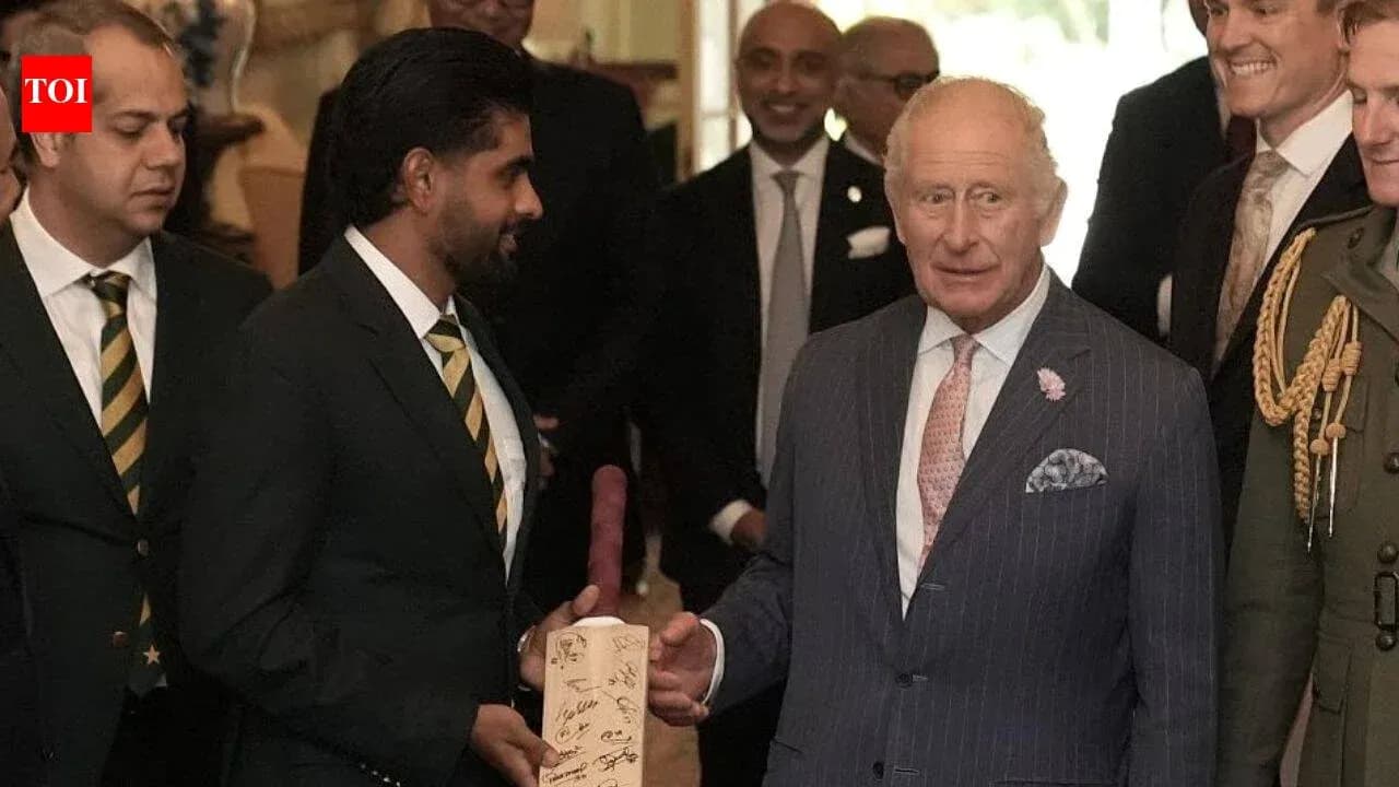 Jugadores de cricket entregando un obsequio al rey Carlos