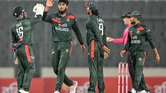 Jugadores de Bangladés celebrando una wicket en cricket