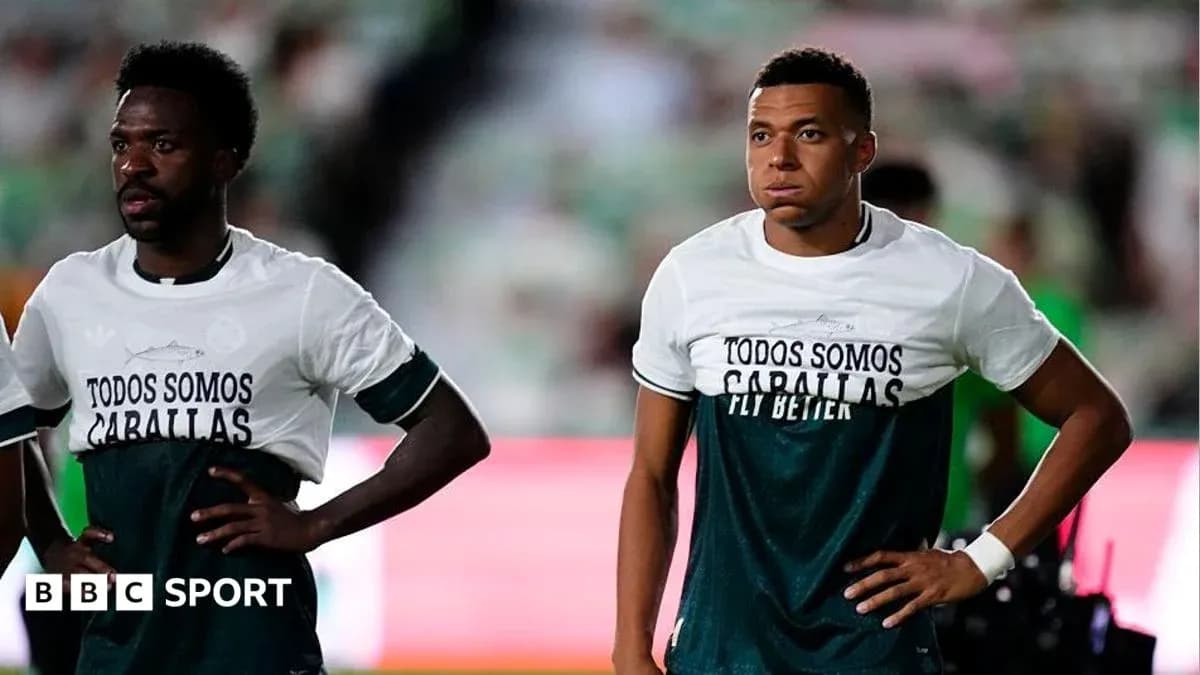 Jugadores en calentamiento con camisetas de apoyo