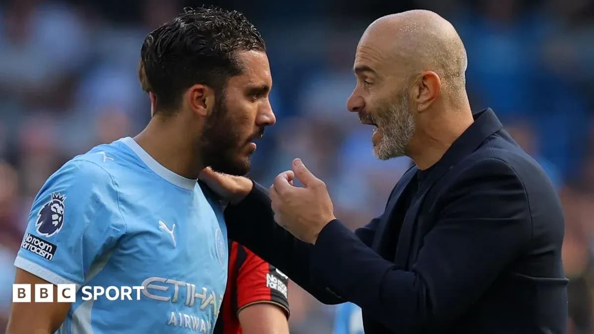 Entrenador hablando con jugador en el campo