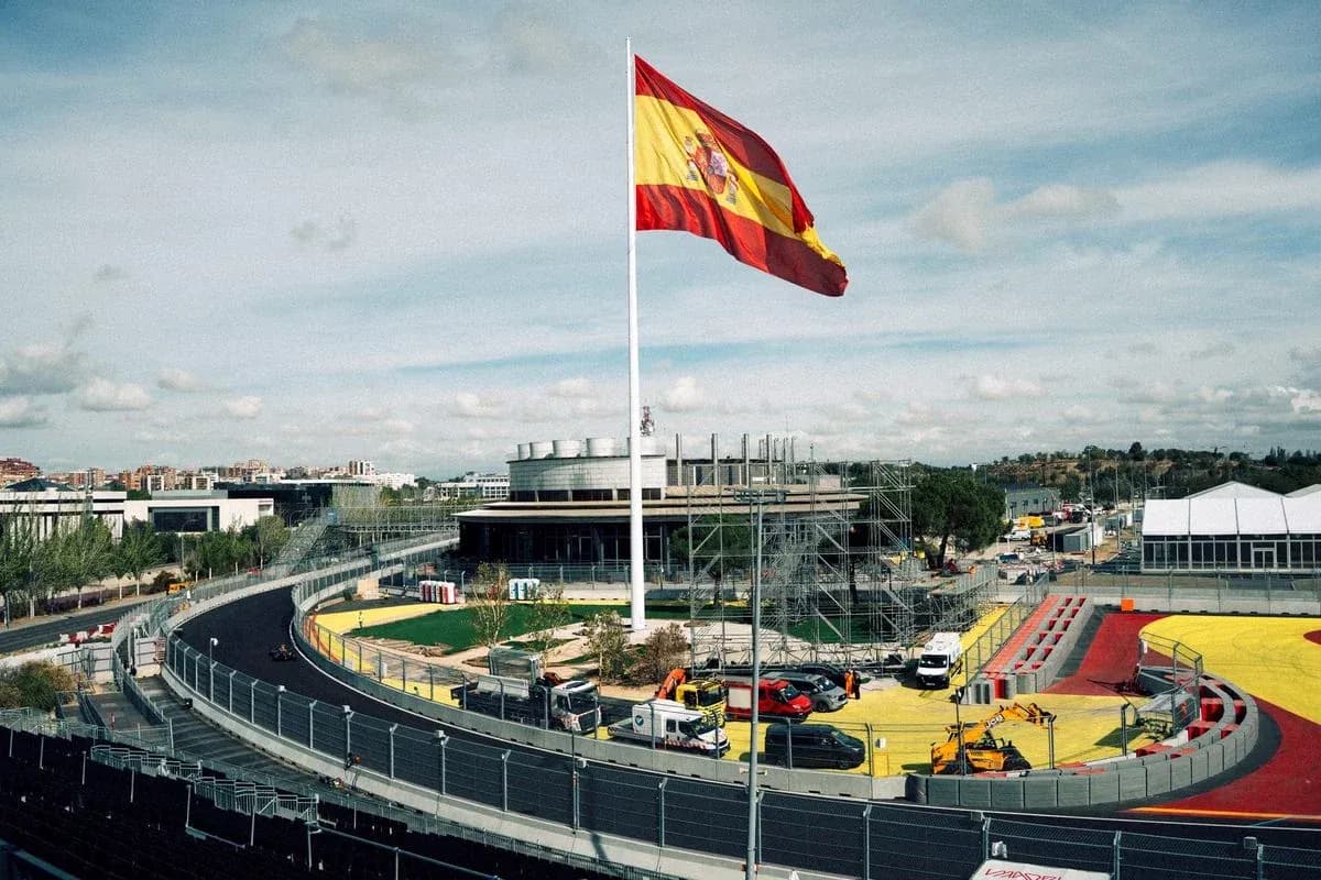 Circuito con bandera de España y vehículos de construcción
