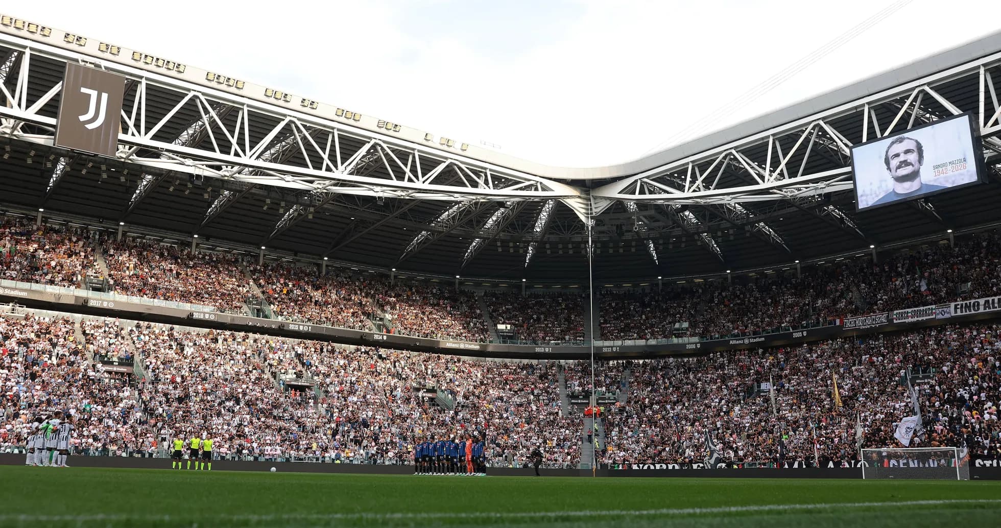 Jugadores y aficionados en el Allianz Stadium