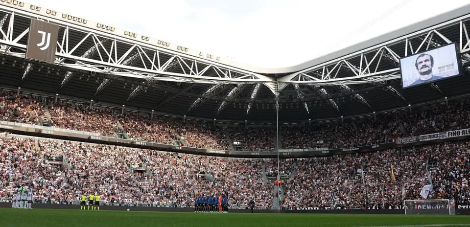 Jugadores y aficionados en el Allianz Stadium
