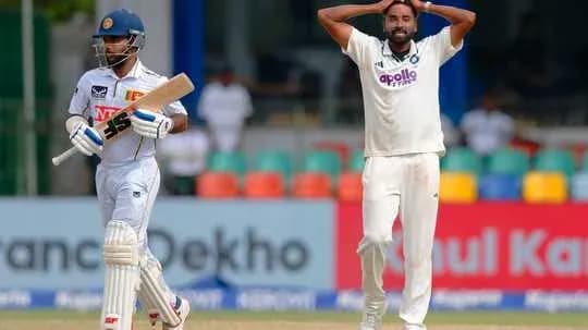 Bateador de Sri Lanka y jugador de India en el campo