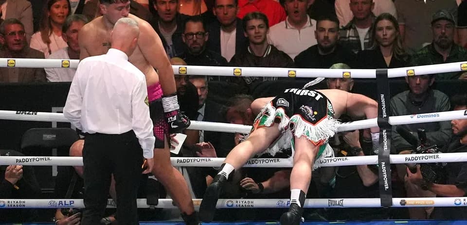 Boxeador caído sobre las cuerdas del ring