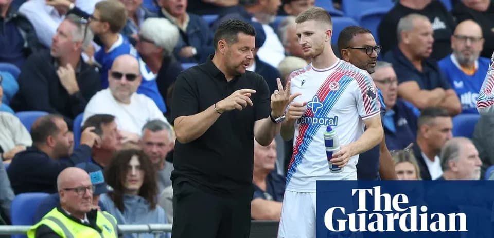 Entrenador hablando con jugador en la banda
